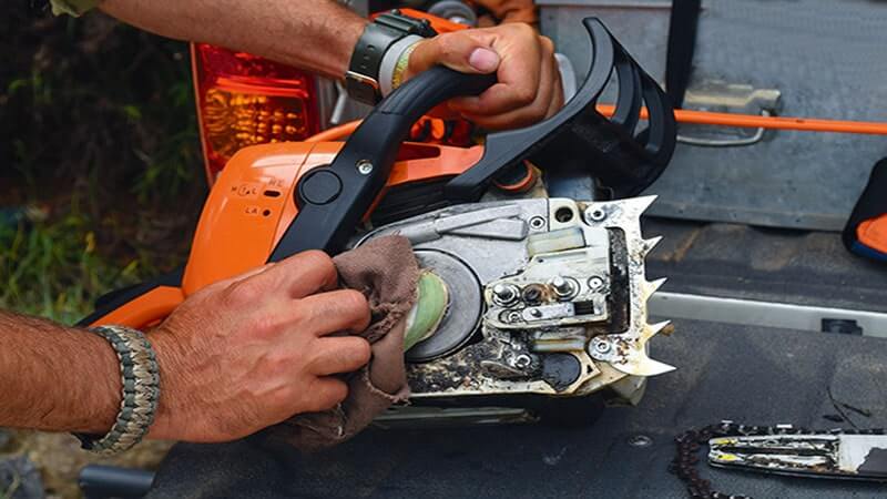 Cleaning Your Chainsaw